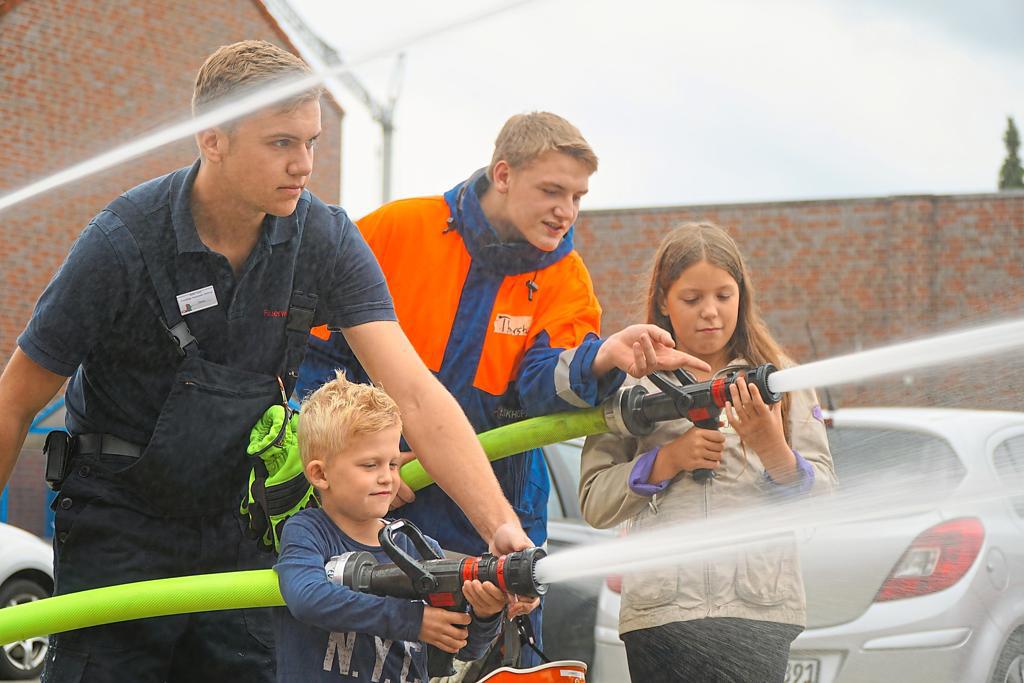 Ferienspaß bei der Feuerwehr, die Kinder lernen an sechs Stationen die Arbeit der Blauröcke kennen.