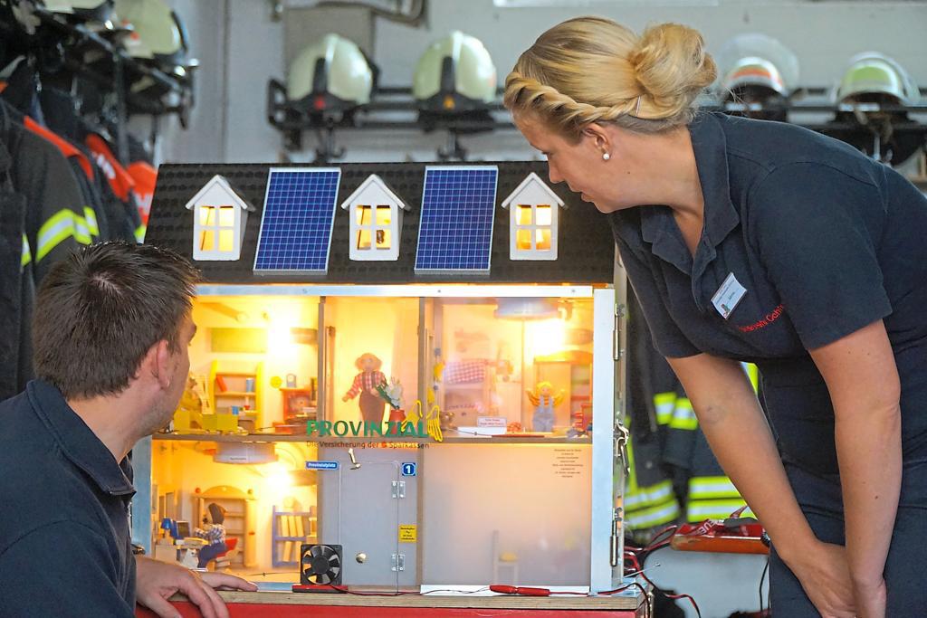 Ferienspaß bei der Feuerwehr, die Kinder lernen an sechs Stationen die Arbeit der Blauröcke kennen.