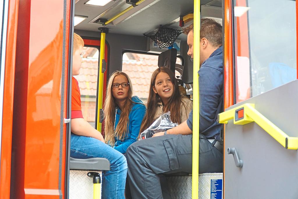 Ferienspaß bei der Feuerwehr, die Kinder lernen an sechs Stationen die Arbeit der Blauröcke kennen.