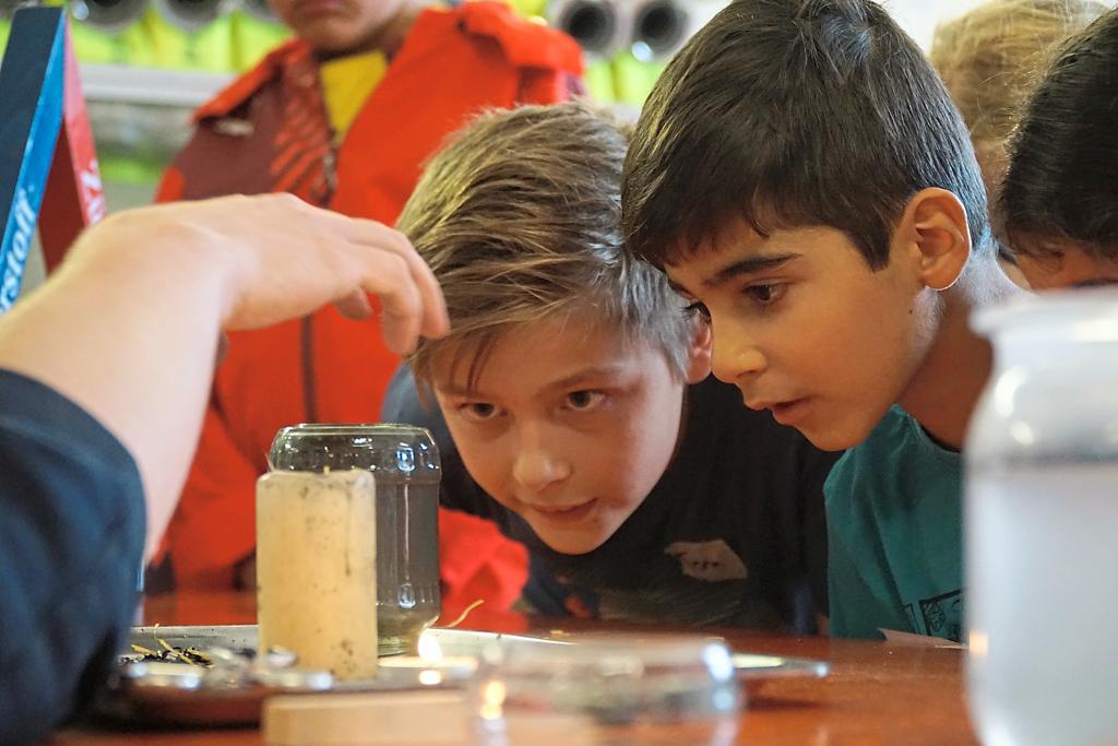 Ferienspaß bei der Feuerwehr, die Kinder lernen an sechs Stationen die Arbeit der Blauröcke kennen.