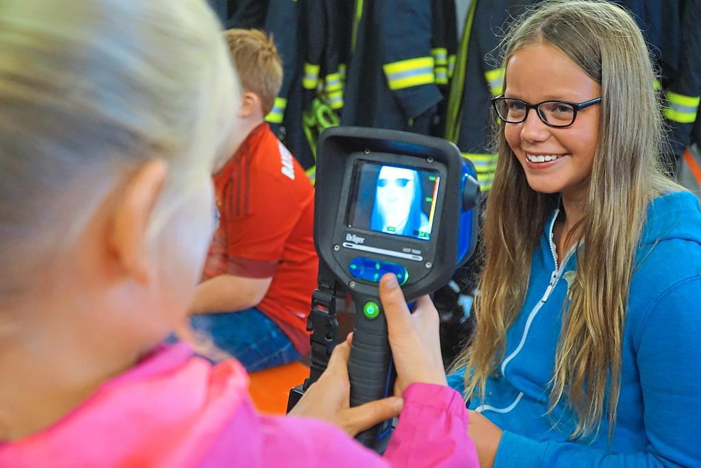 Ferienspaß bei der Feuerwehr, die Kinder lernen an sechs Stationen die Arbeit der Blauröcke kennen.