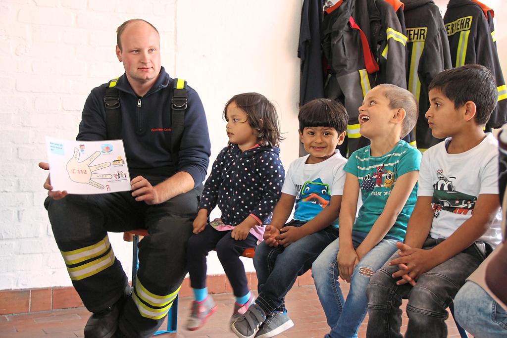 Brandschutzerziehung der Freiwilligen Feuerwehr Ochtrup mit Flüchtlingen