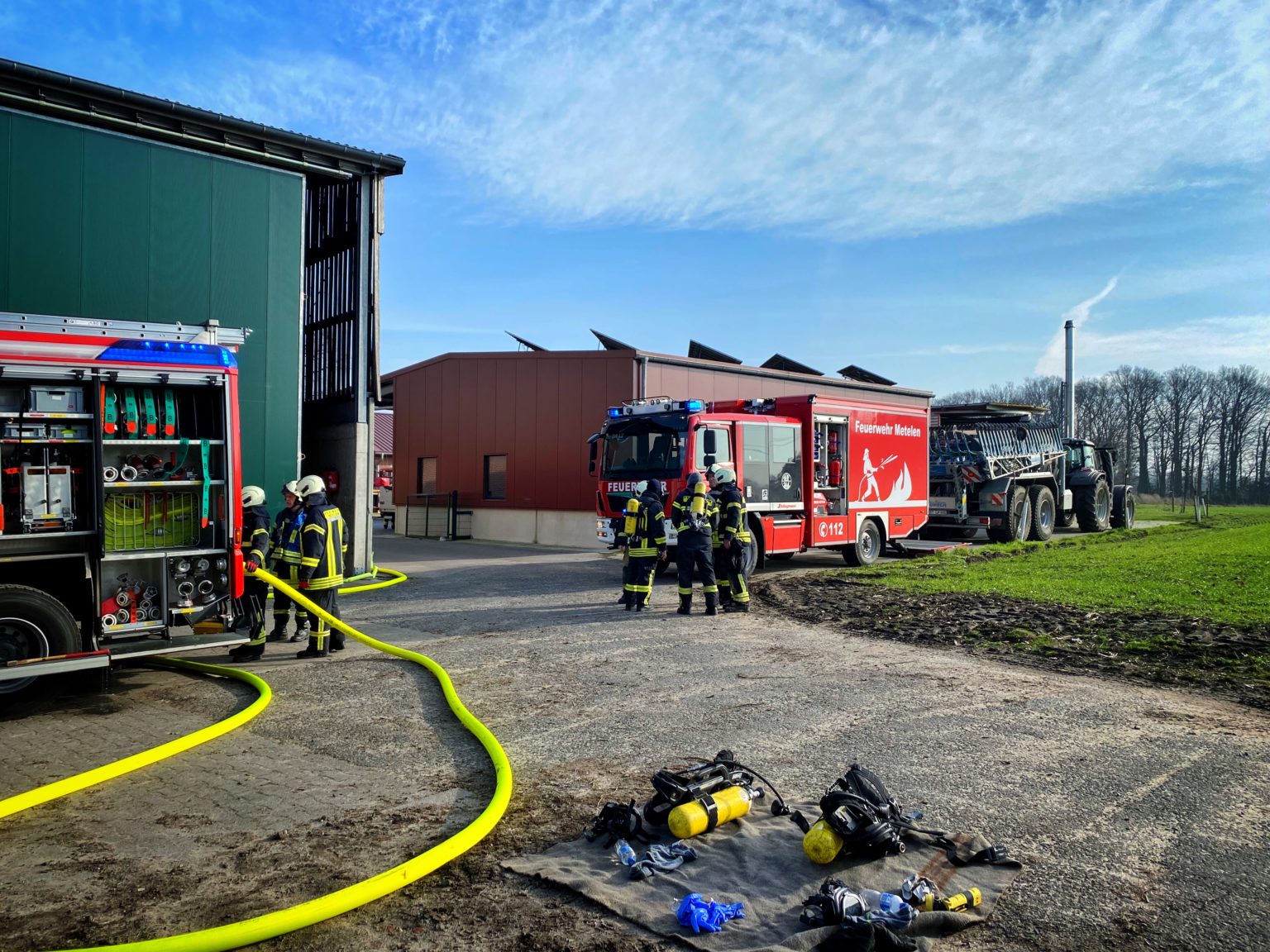 Nachbarschaftshilfe für die Feuerwehr Bauernhofbrand in Naendorf