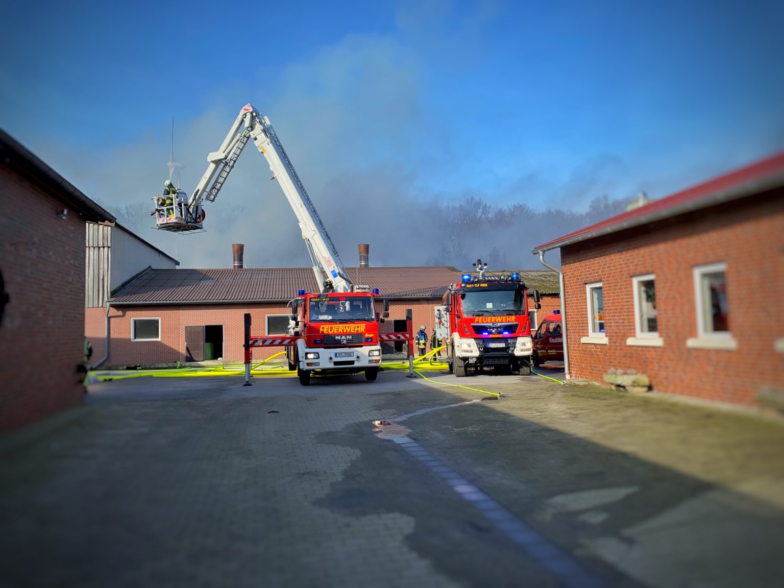 Nachbarschaftshilfe für die Feuerwehr Bauernhofbrand in Naendorf