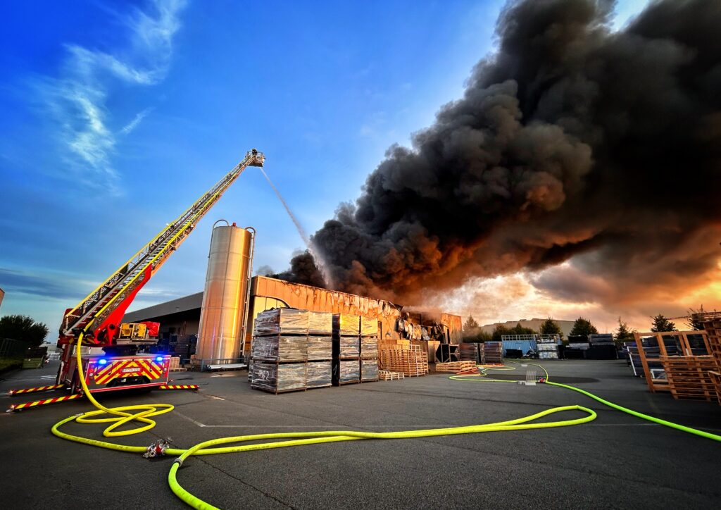 Drehleiter unterstützt bei Großbrand in Wettringen Freiwillige